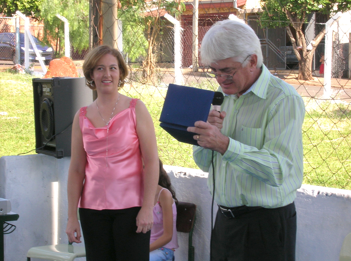 Bernardete Maciel, diretora de escola de Santa Brbara d"Oeste, e deputado Roberto Engler<a style='float:right;color:#ccc' href='https://www3.al.sp.gov.br/repositorio/noticia/03-2008/ENGLER ESCOLA BERNADETE.jpg' target=_blank><i class='bi bi-zoom-in'></i> Clique para ver a imagem </a>